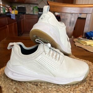 Clove white nursing shoes. Size 8.0.